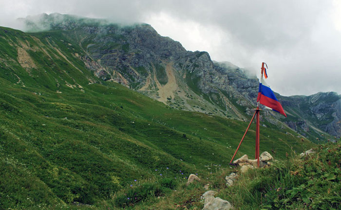 Российский триколор на Армянском перевале