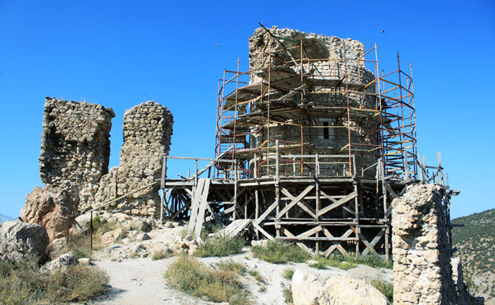 Одна из башен крепости Чембало