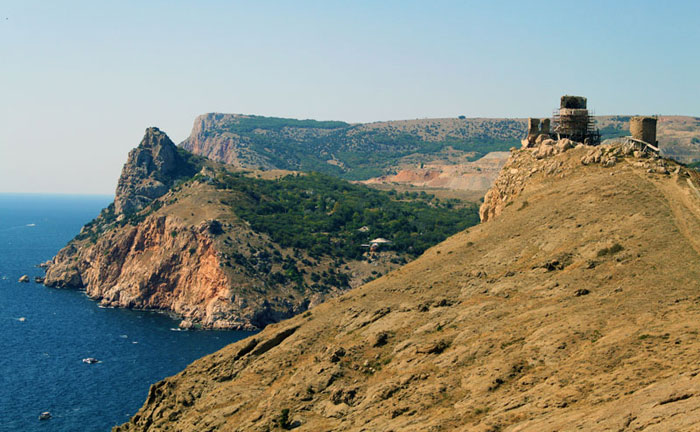 Вид на крепость Чембало и скалу Мытилино 