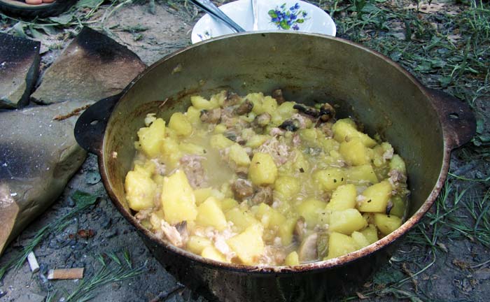 Картошка, грибы и тушенка