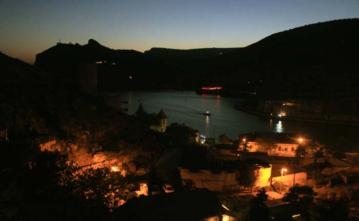 Вид ночьной балаклавской бухты