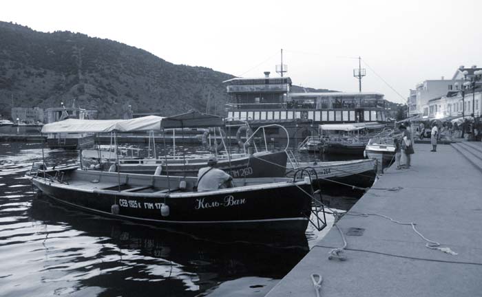 Лодки для экскурсии по бухте