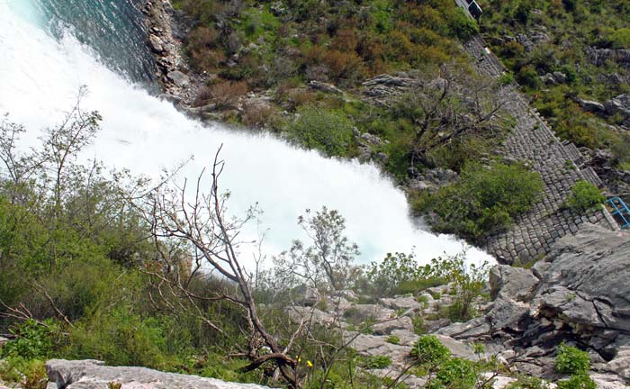 Крутой водопад в Черногории