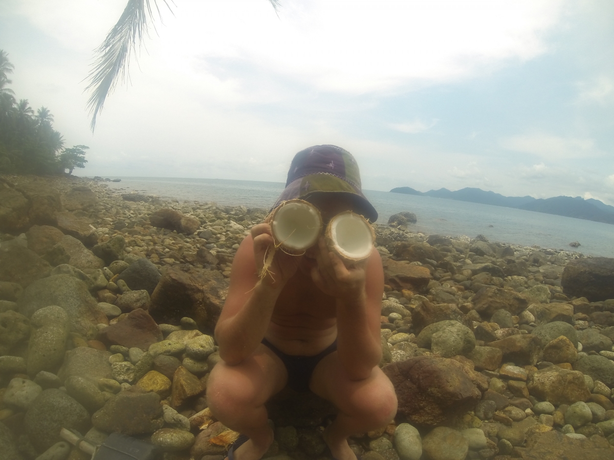 Пьем кокосы на острове
