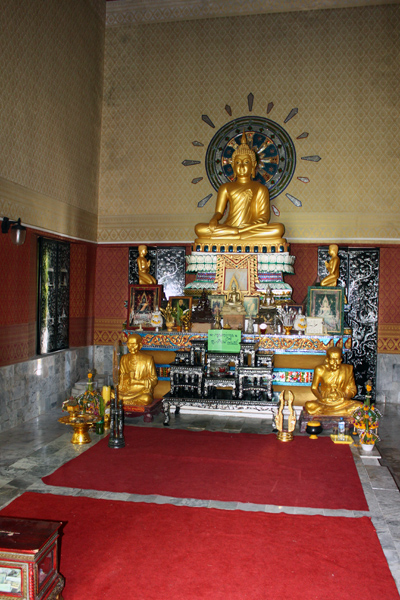 Внутри храма